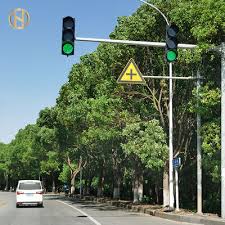 Poste de semáforo em formato de F Poste de semáforo em formato de F