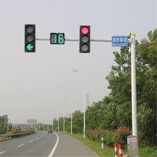 Poste de semáforo em formato de F Poste de semáforo em formato de F