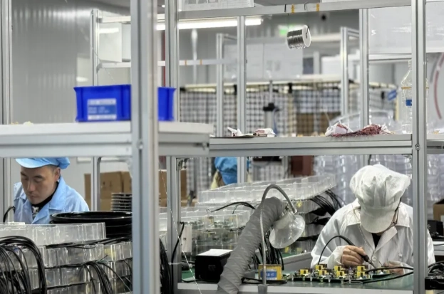 Os semáforos sonoros para pedestres da FAMA, com carcaça de plástico, atingiram a marca de mais de 7.500 unidades vendidas em novembro e instaladas em mais de 1.000 cruzamentos. Os semáforos sonoros para pedestres da FAMA, com carcaça de plástico, atingiram a marca de mais de 7.500 unidades vendidas em novembro e instaladas em mais de 1.000 cruzamentos.