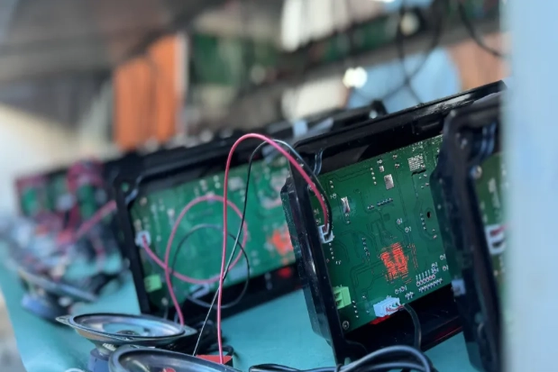 Os semáforos sonoros para pedestres da FAMA, com carcaça de plástico, atingiram a marca de mais de 7.500 unidades vendidas em novembro e instaladas em mais de 1.000 cruzamentos. Os semáforos sonoros para pedestres da FAMA, com carcaça de plástico, atingiram a marca de mais de 7.500 unidades vendidas em novembro e instaladas em mais de 1.000 cruzamentos.