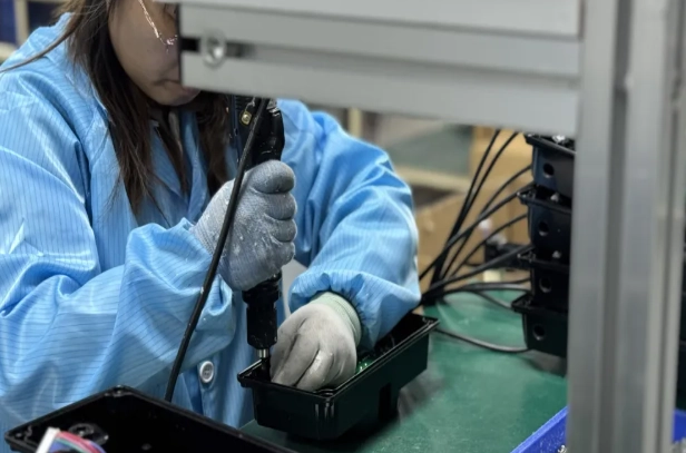 Os semáforos sonoros para pedestres da FAMA, com carcaça de plástico, atingiram a marca de mais de 7.500 unidades vendidas em novembro e instaladas em mais de 1.000 cruzamentos. Os semáforos sonoros para pedestres da FAMA, com carcaça de plástico, atingiram a marca de mais de 7.500 unidades vendidas em novembro e instaladas em mais de 1.000 cruzamentos.