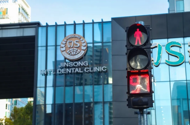 Os semáforos sonoros para pedestres da FAMA, com carcaça de plástico, atingiram a marca de mais de 7.500 unidades vendidas em novembro e instaladas em mais de 1.000 cruzamentos. Os semáforos sonoros para pedestres da FAMA, com carcaça de plástico, atingiram a marca de mais de 7.500 unidades vendidas em novembro e instaladas em mais de 1.000 cruzamentos.