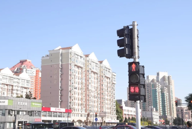 Os semáforos sonoros para pedestres da FAMA, com carcaça de plástico, atingiram a marca de mais de 7.500 unidades vendidas em novembro e instaladas em mais de 1.000 cruzamentos. Os semáforos sonoros para pedestres da FAMA, com carcaça de plástico, atingiram a marca de mais de 7.500 unidades vendidas em novembro e instaladas em mais de 1.000 cruzamentos.