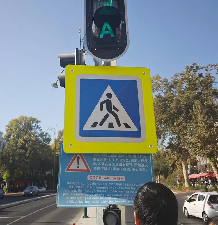 sinal de faixa de pedestres iluminado sinal de faixa de pedestres iluminado