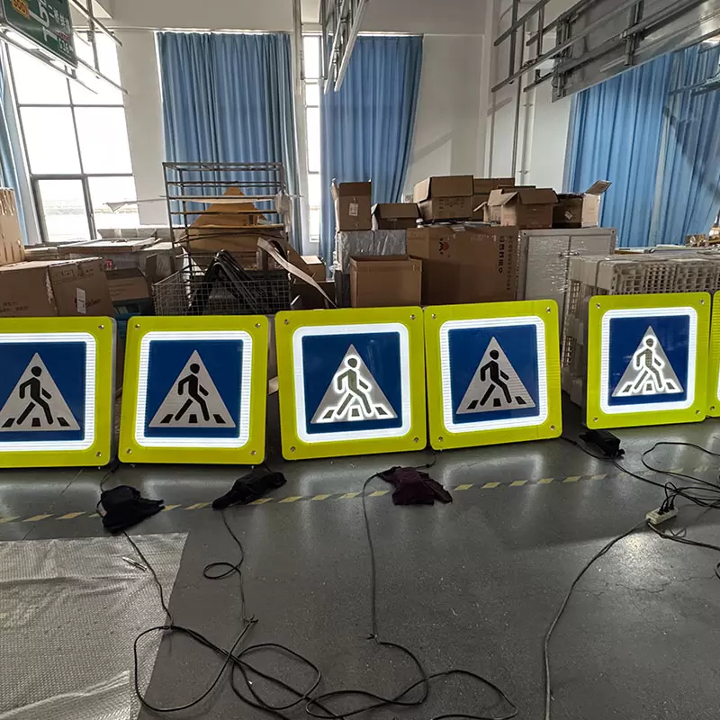 Sinais de passagem de pedestres com iluminação interna Sinais de passagem de pedestres com iluminação interna