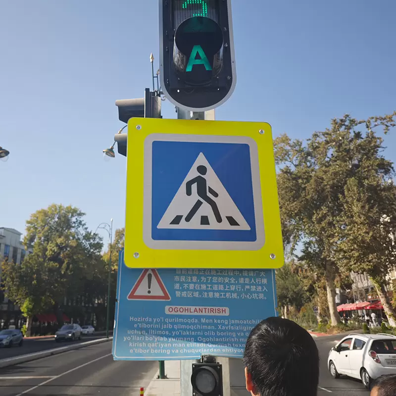 Sinais de passagem de pedestres com iluminação interna Sinais de passagem de pedestres com iluminação interna